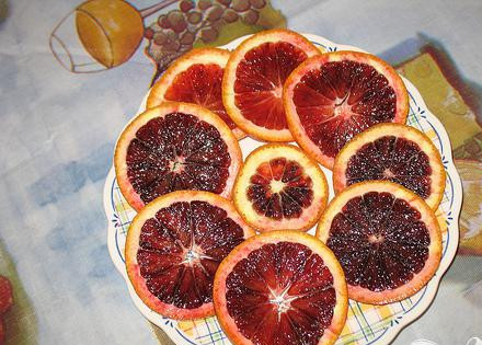 1. Этап. Имбирный Космо: 1. Для украшения три четверти стакана сахара и воду смешать и держать на среднем огне до полного растворения сахара. Довести сироп до кипения, порезать апельсин, бросить дольки в сироп и кипятить на медленном огне 5 минут.