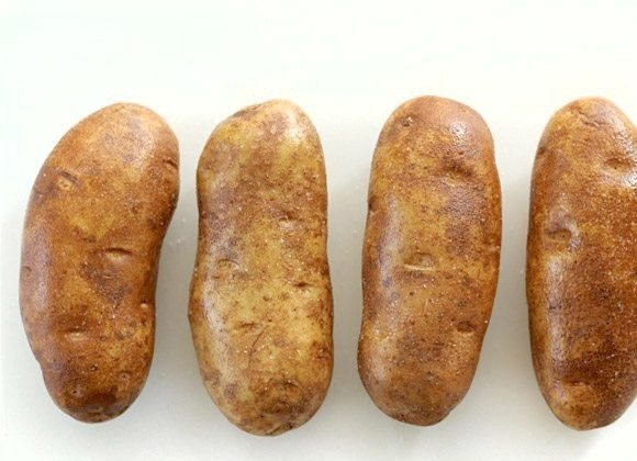 1. Этап. Запеченный картофель с брокколи и сыром: 1. Помойте картофель и положите его на бумажные полотенца, проделайте в картофеле дырки с помощью вилки. Тщательно оботрите поверхность картофеля с помощью оливкового масла. Положите картофель на противень, посолите, поставьте противень в заранее разогретую до 200 градусов духовку и выпекайте в течение 45-60 минут.