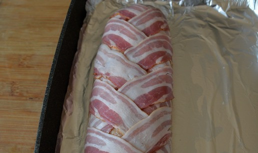 1. Этап. Полпеттоне из индейки: Противень застилаем фольгой. Переносим рулет. Я взяла рулет в плёнке за оба конца, положила на фольгу, а потом медленно, аккуратно вытянула плёнку из-под рулета. Ставим рулет в нагретую до 200 градусов духовку на 40 минут.