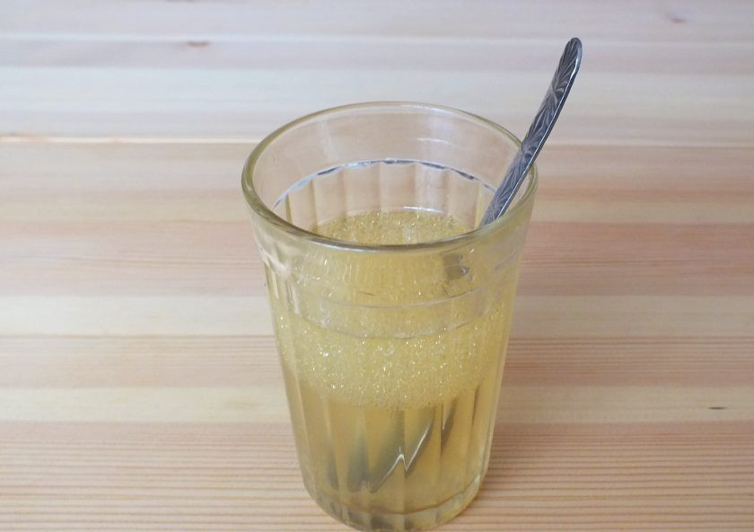 1. Этап. Кексики на Новый год Крысы: В стакан с водой добавьте масло, соль, мёд и размешайте.