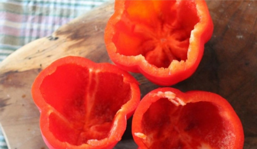 1. Этап. Курица в перце: 3. У перцев отрезаем верхушки и вытаскиваем семена.