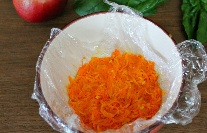 1. Этап. Салат Зимнее солнце: Пиалу выстилаем пищевой пленкой. На дно кладем морковь.