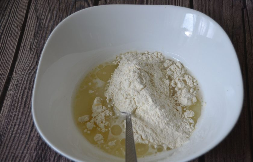 1. Этап. Оладьи на сыворотке без яиц: Добавьте муку.