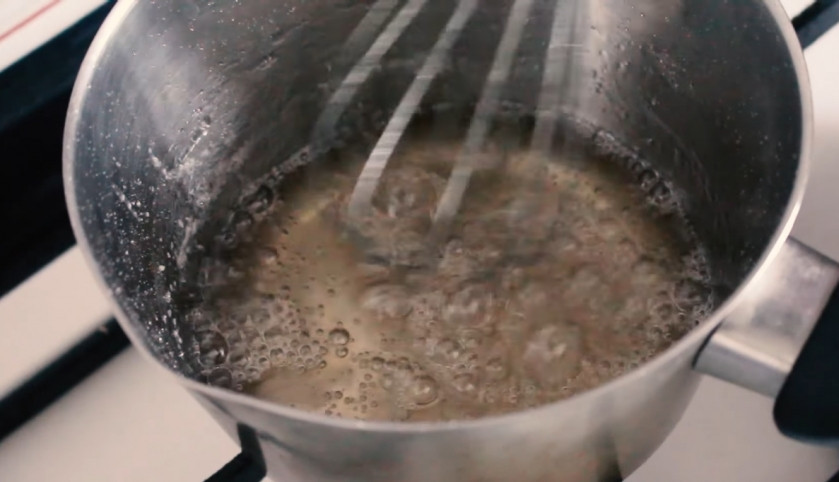 1. Этап. Брауни Елочки: 6. Приготовьте глазурь для украшения брауни. 125г сахара и 60мл воды доведите до кипения и держите на огне примерно 5 минут, пока масса не превратится в сироп.