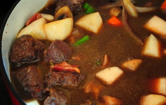 1. Этап. Говядина, тушенная с картошкой в кастрюле: 4. Выложите обратно в кастрюлю мясо, влейте бульон и вино. После закипания накройте крышкой и тушите на медленном огне 1-1.5 часа до готовности. Приятного аппетита!