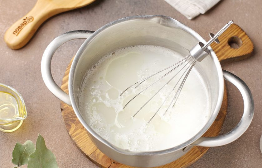 1. Этап. Блинчики на минералке: Добавьте оставшееся молоко, минералку и растительное масло.