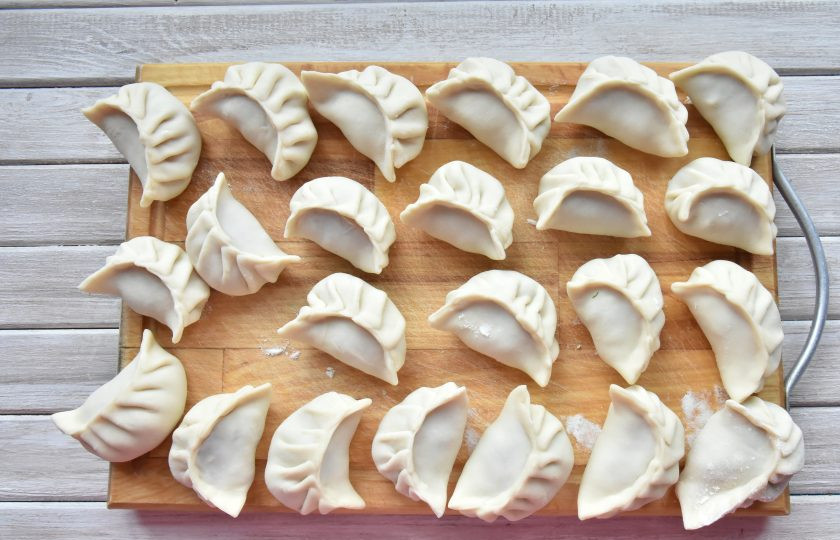 1. Этап. Момо с курицей: Слепите непальские пельмени, скрепив два противоположных края теста. Форму пельменей можете выбрать ту какая вам нравится.