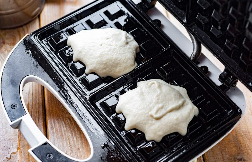 1. Этап. Венские вафли на кефире: Включите разогреваться электровафельницу. Смажьте растительным маслом рабочие поверхности, воспользовавшись силиконовой кистью. Выложите в каждую ячейку для вафель по 1 столовой ложке теста. Выпекайте вафли 2-4 минуты.