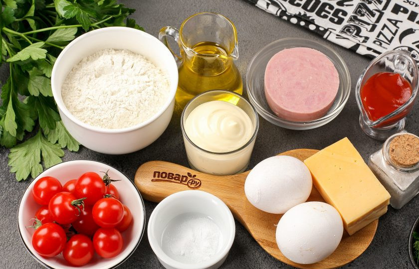 1. Этап. Пицца на сковороде без сметаны и кефира за 10 минут: Подготовьте все ингредиенты.