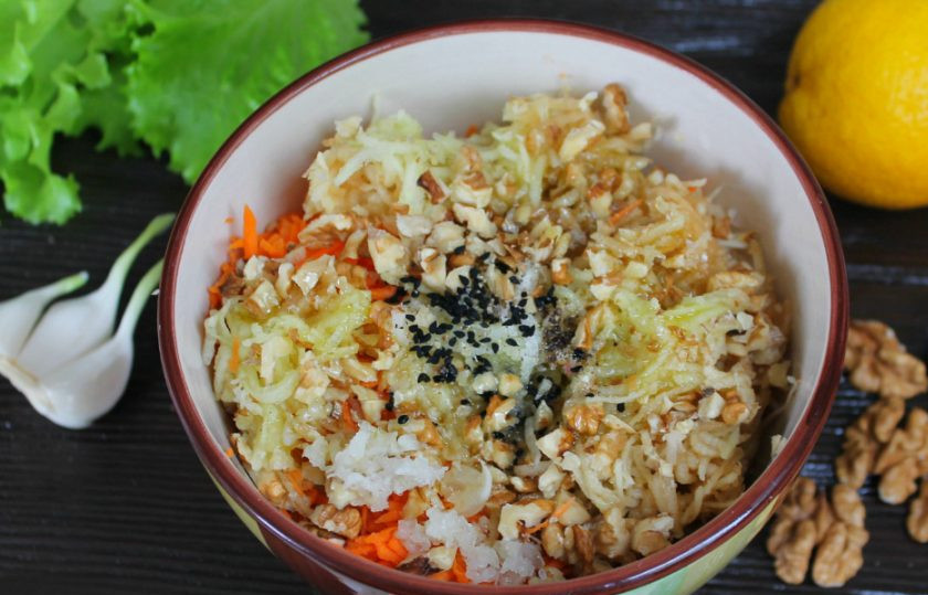 1. Этап. Салат Молодость: Добавляем соль, перец и черный тмин. Наливаем в салат растительное масло и все перемешиваем.