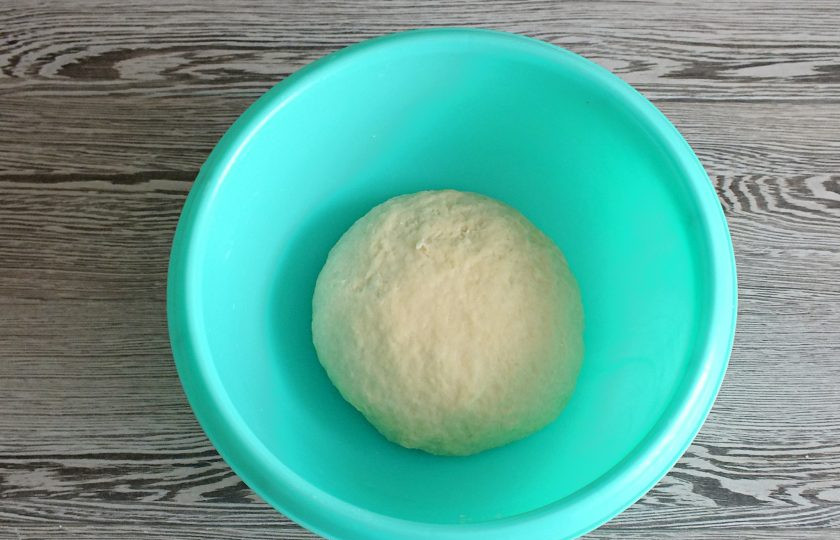 1. Этап. Повитица: Готовое тесто должно быть мягким, но упругим. Округлите, выложите в чашу. Затяните пищевой плёнкой и уберите в теплое место без сквозняков на 1 час 30 минут.