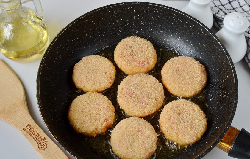 1. Этап. Постные котлеты из пшена: Разогрейте сковороду с растительным маслом, перед каждой партией я вливала столовую ложку масла. Выкладывайте котлеты и жарьте до образования золотистой корочки. Огонь средний.