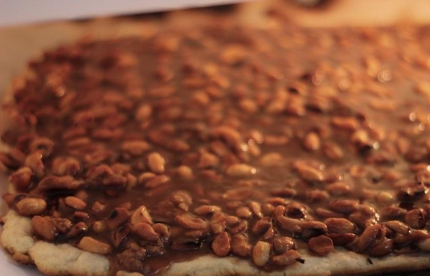 1. Этап. Карамельное печенье с арахисом: Начинку нанести на готовый корж. Равномерно размазать по всей площади и отправить в холодильник застывать на 30 минут.