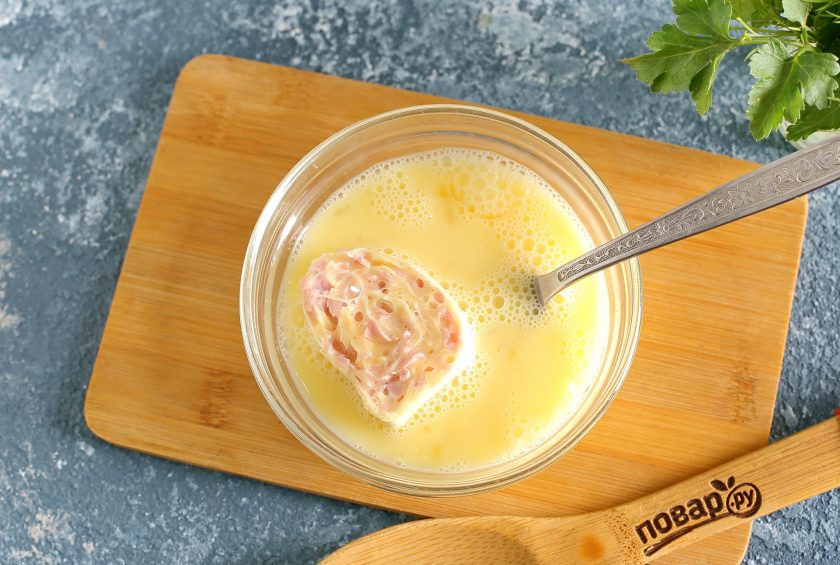 1. Этап. Ленивые пирожки с начинкой: Обмакивайте каждый кусочек во взбитое яйцо и выкладывайте на разогретую сковороду с маслом срезом вниз.