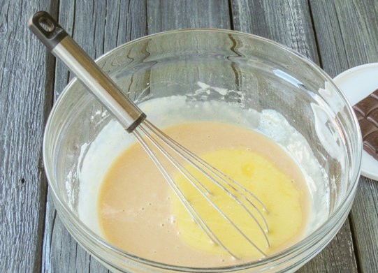 1. Этап. Бельгийские вафли для электровафельницы: В конце растопите масло и отправьте его в тесто. Оставьте массу в тёплом месте под плёнкой на 1 час.