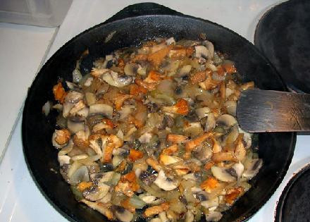 1. Этап. Сэндвич с грибами: Добавьте лисички в сковороду.