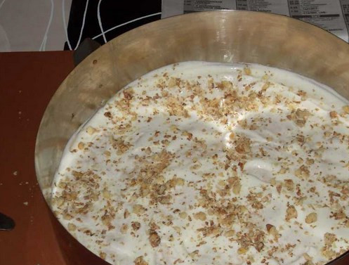 1. Этап. Торт на 30 лет: Коржи нужно смазать кремом и посыпать орехами.