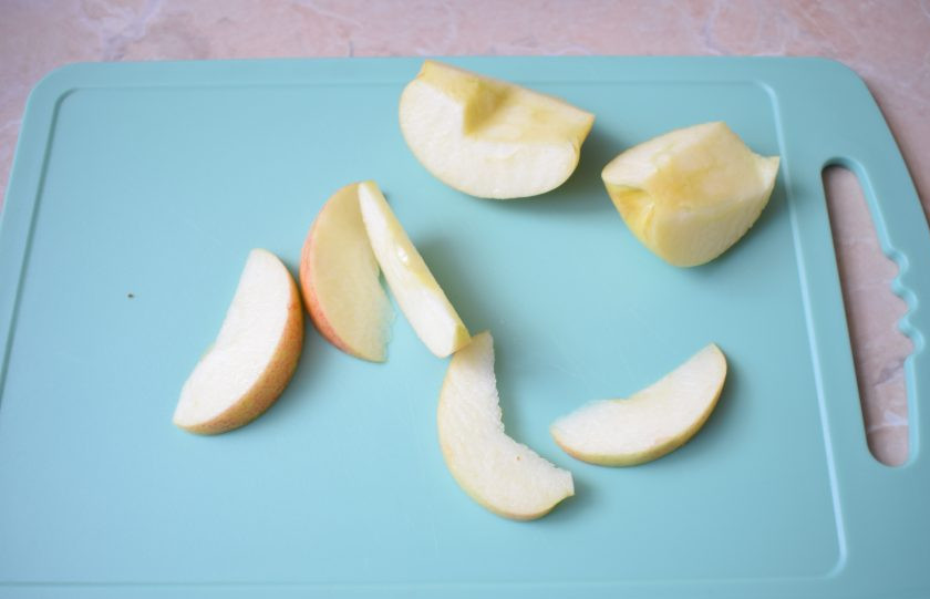 1. Этап. Яблочный пирог по старинному рецепту: Яблоки используйте кисло-сладких сортов. Удалите из яблок сердцевину и нарежьте их на ломтики. Выложите яблоки по поверхности теста.