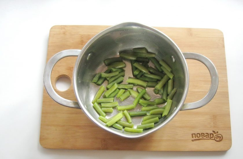 1. Этап. Омлет с овощами в духовке: Варите фасоль 7-8 минут. После воду слейте.