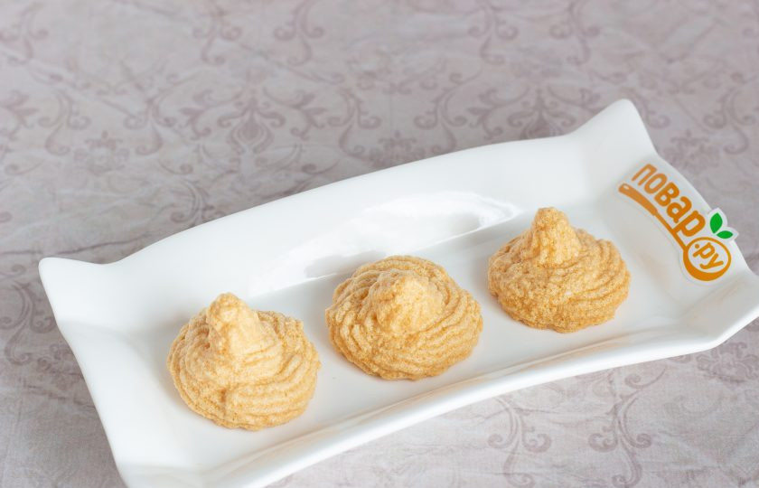 1. Этап. Меренги с малиновым соусом: Поставьте запекаться в уже разогретую до 150 градусов духовку на 15 минут. Затем снизьте температуру до 100-110 градусов и запекайте ещё 40-50 минут.