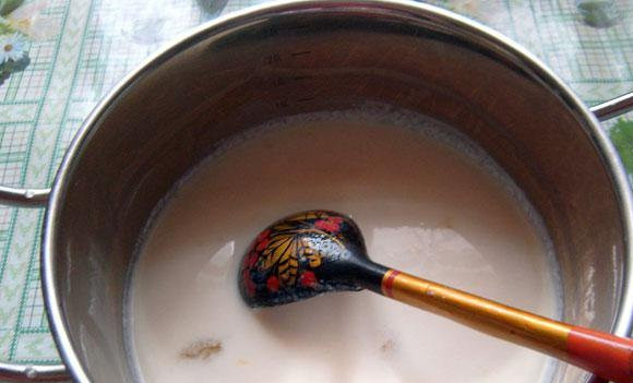 1. Этап. Блинчики на дрожжах: 3. Всыпать дрожжи в молоко и тщательно перемешать. Оставить на время, чтобы дрожжи начали 