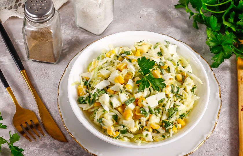 1. Этап. Салат из капусты с кукурузой и яйцом: Выложите салат в пиалы или глубокие тарелки и подайте к столу.