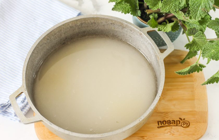 1. Этап. Имбирные пряники на жженом сахаре: Сахар высыпьте в казан или емкость с антипригарным дном, влейте теплую воду и лимонный сок, перемешайте и поместите на плиту.