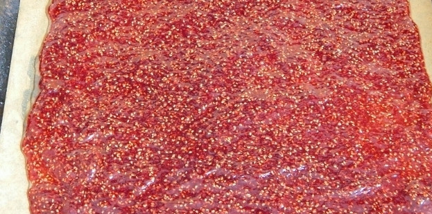 1. Этап. Смоква Коломчаночка: Застелите противень пергаментом для запекания, выложите на него слой малиновой массы толщиной около пяти миллиметров. Затем сушите его несколько часов в духовке при температуре сорок-пятьдесят градусов. Затем еще пару дней в помещении, накрыв марлей.