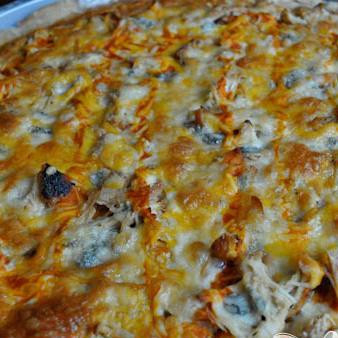 1. Этап. Пицца с курицей: Выпекать пиццу в нагретой духовке примерно 20-25 минут при 190 C. Приятного аппетита!