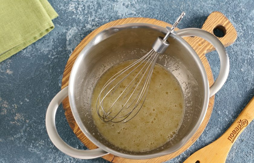 1. Этап. Пышные блинчики на кефире: Взбейте яйцо с солью и сахаром.