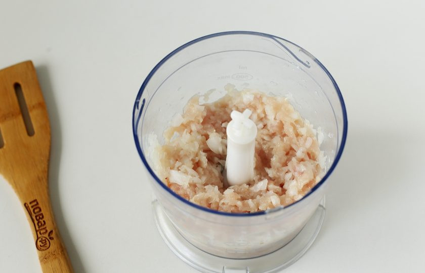 1. Этап. Диетические манты: Измельчите таким образом, чтобы масса была не однородной, а с небольшими кусочками. При желании можно просто мелко нарубить все ножом.