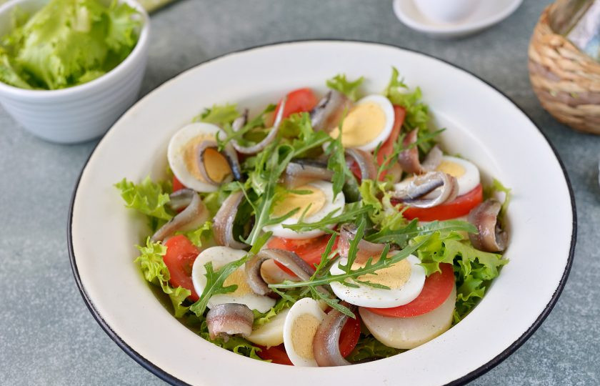 1. Этап. Салат с анчоусами и рукколой: Поверх салата выложите филе анчоуса, все слегка поперчите, сбрызните оливковым маслом. При желании салат можно слегка посолить. Добавьте сверху еще немного рукколы и подавайте к столу.