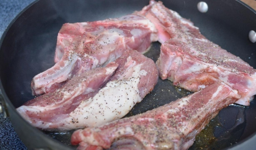 1. Этап. Свиные ребрышки запеченные с луком: В хорошо разогретом масле на сковородке обжарить ребрышки.