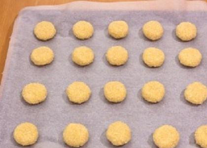 1. Этап. Миндальное печенье без муки: 5. Влажными руками из полученной массы слепите небольшие лепешки по такому размеру, какие вы хотите печеньки. На противень постелите пергаментную бумагу или просто смажьте ее маслом. Выложите печенье на противень и выпекайте около 20-25 минут. Только следите, пожалуйста, за своей духовкой. У меня духовка слабая и печенье пеклось 25 минут. Моя подружка за 15 минут чуть не сожгла такое печенье. Так что все зависит от духовки.