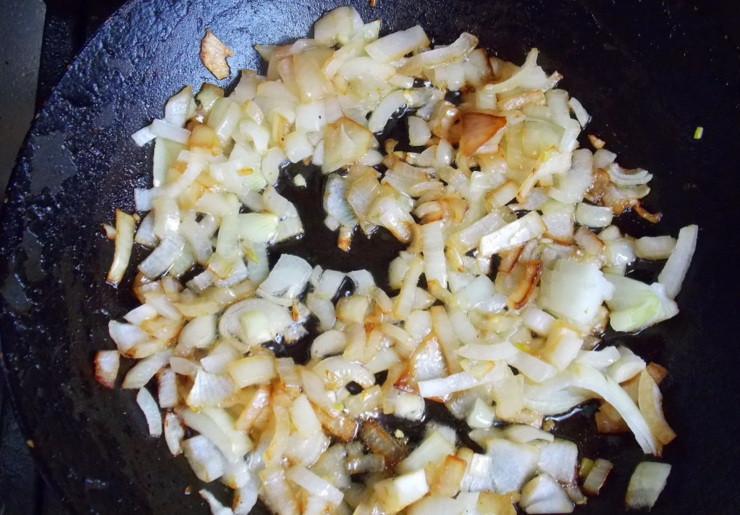 1. Этап. Свиная вырезка рассольная: Почистите лук, порежьте и обжарьте на этой же сковородке 3-4 минуты.