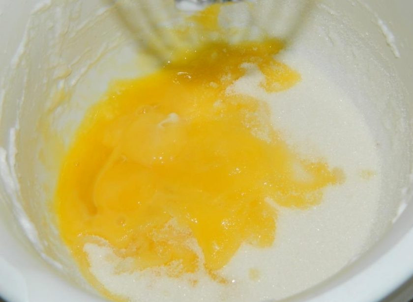 1. Этап. Торт Михалыч: Для приготовления бисквита взбейте яйца с сахаром.