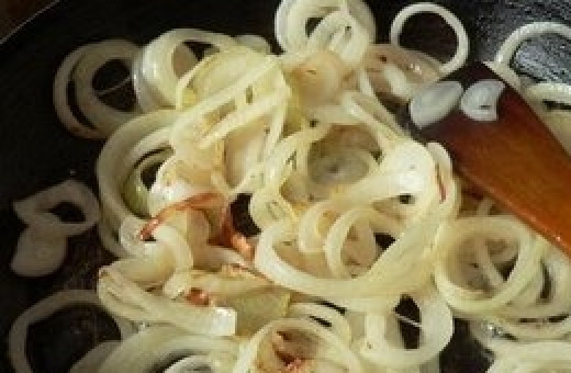 1. Этап. Соус луковый: Слегка обжариваем лук на растительном или сливочном масле в течении примерно 5 минут. Не забываем мешать!