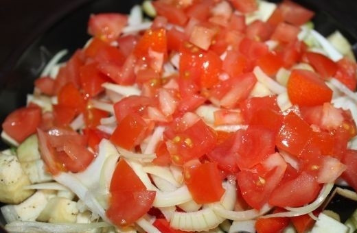 1. Этап. Овощное рагу с капустой в мультиварке: 6. Последний ингредиент — помидорки.