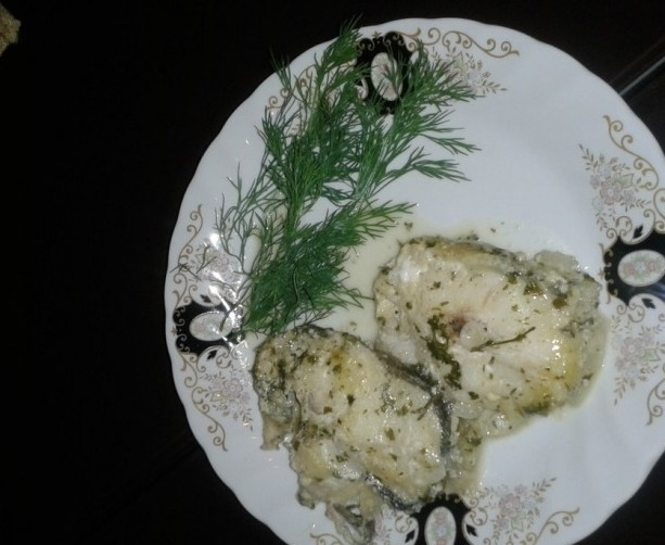 1. Этап. Треска, тушенная в мультиварке: Подавать готовую треску, тушенную в мультиварке, можете с легким гарниром, например — с рисом. Или просто украсьте зеленью. Приятного аппетита!