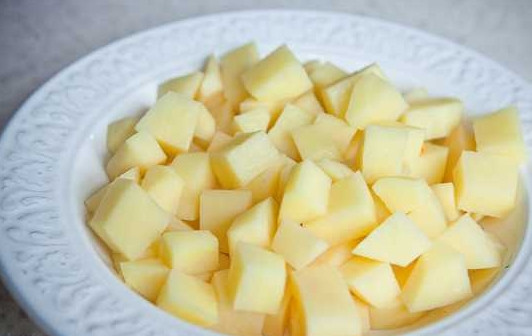 1. Этап. Суп грибной с шампиньонами: 1. Первым делом поставьте на огонь кастрюлю с водой и доведите до кипения. Очистите картофель и нарежьте небольшими кубиками.