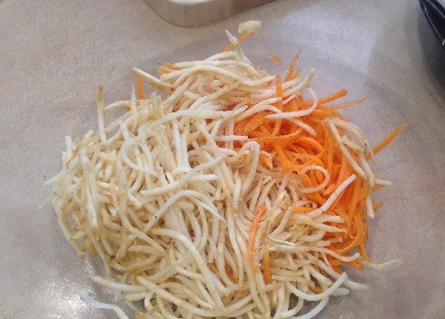 1. Этап. Салат из жареного корневого сельдерея: 6. Смешаем морковь и сельдерей.