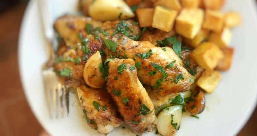 1. Этап. Крылышки на сковороде: 6. Подавайте крылья сразу после приготовления с гарниром из обжаренных картофельных кубиков.