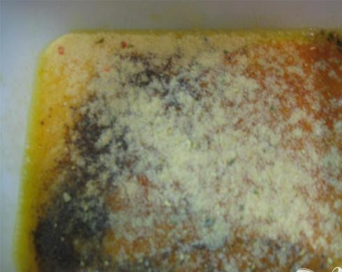 1. Этап. Картофельные цветочки: 2. В миску разбиваем яйца, слегка их взбиваем, добавляем немного приправ, перца и соли. Все хорошенько перемешиваем.