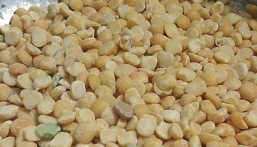 1. Этап. Гороховый суп для похудения: Прежде всего, нам необходимо залить горох небольшим количеством воды и оставить его размокать на 12 часов. Затем мы сливаем воду и выкладываем горох в кастрюлю, заливаем овощным бульоном или водой и начинаем варить на медленном огне.