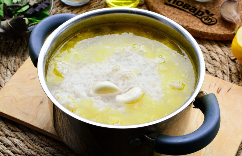 1. Этап. Плов с курицей и айвой: Затем всыпьте в кастрюлю промытый рис, добавьте зубчики чеснока и влейте горячую воду, чтобы она покрывала рис и была выше крупы на 2 см.