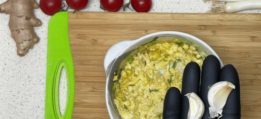 1. Этап. Запечённые булочки с сыром и помидорами: Добавьте соль и чеснок, перемешайте.