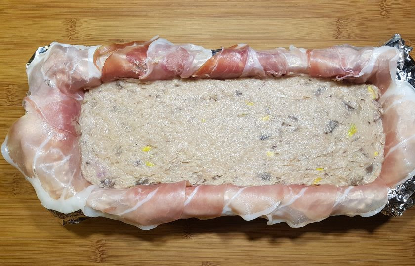 1. Этап. Террин из курицы с фисташками: Затем равномерно распределите оставшийся фарш.