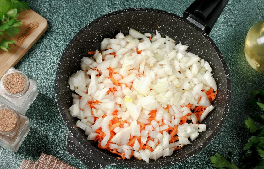1. Этап. Подлива классическая: Разогрейте сковороду с маслом. Выложите тёртую морковь и нарезанный кубиками лук.