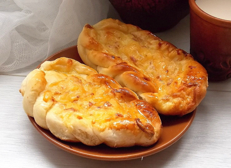 1. Этап. Открытые пирожки Ладья: Смажьте пирожки крепким сладким чаем и выпекайте в горячей духовке при 200 градусах в течении 20-30 минут до готовности. Затем смажьте маслом и дайте немного полежать.