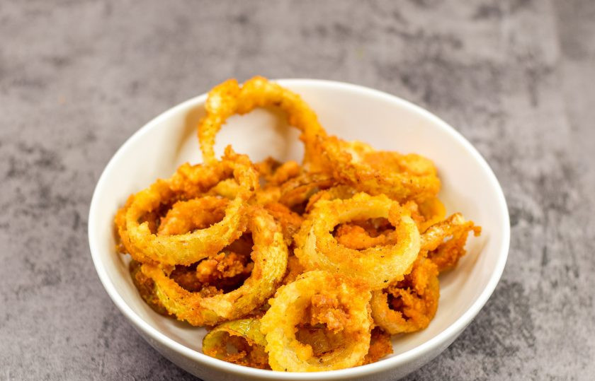 1. Этап. Обжаренные луковые кольца: Жареные луковые кольца готовы к подаче.